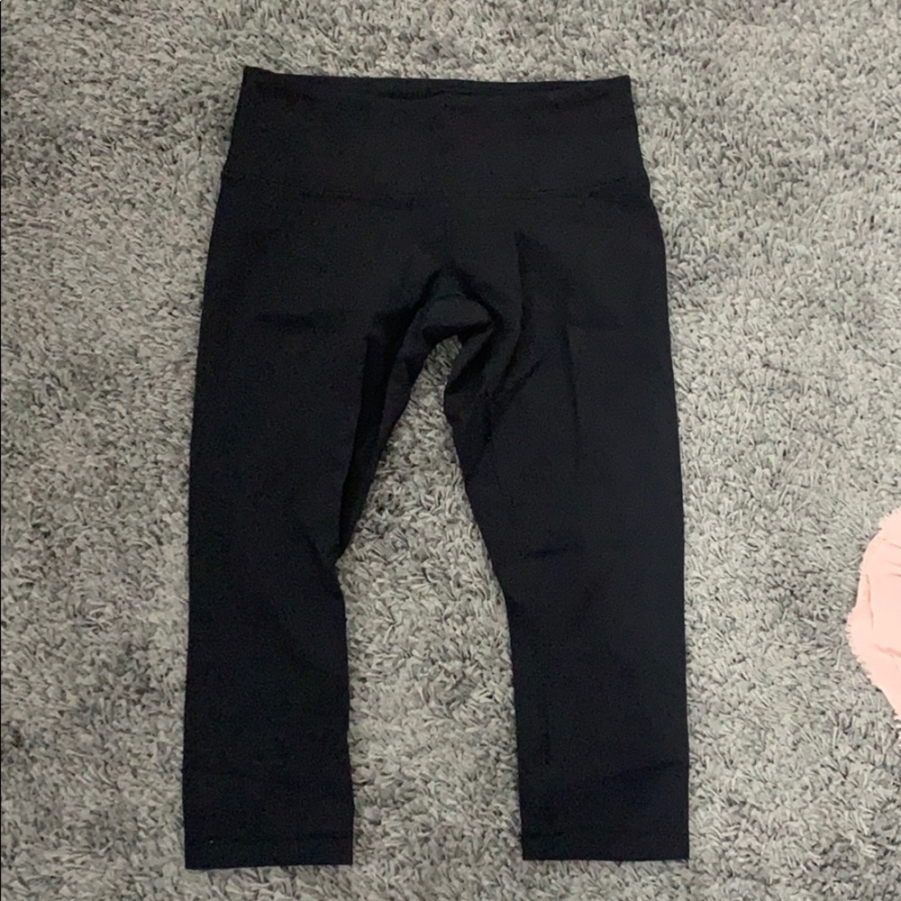 Lululemon cropped black Wunder Under leggings